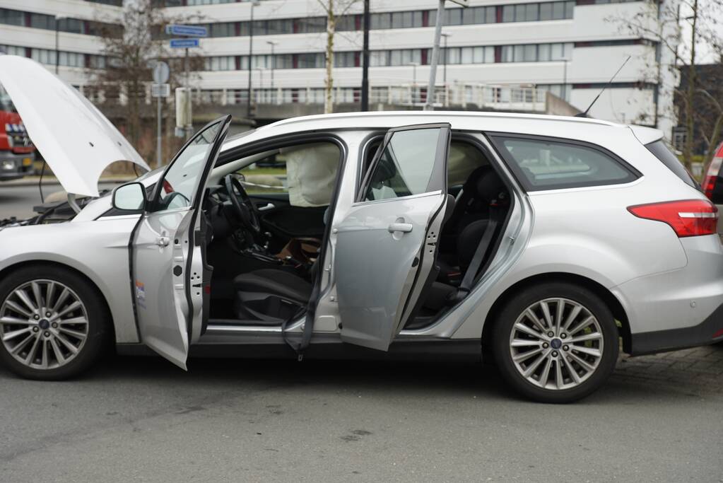 Twee auto's met elkaar in botsing op kruising
