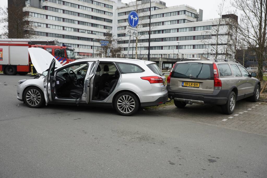 Twee auto's met elkaar in botsing op kruising
