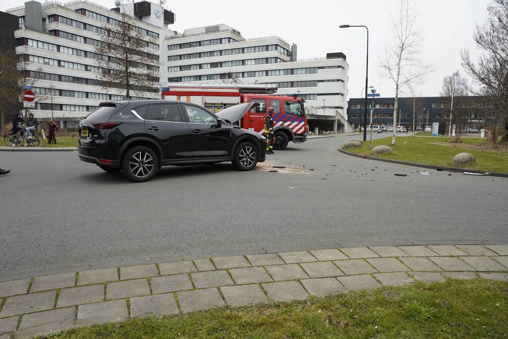 Twee auto's met elkaar in botsing op kruising