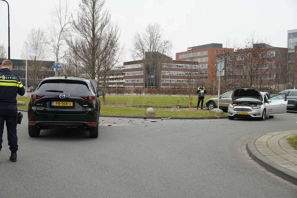 Twee auto's met elkaar in botsing op kruising