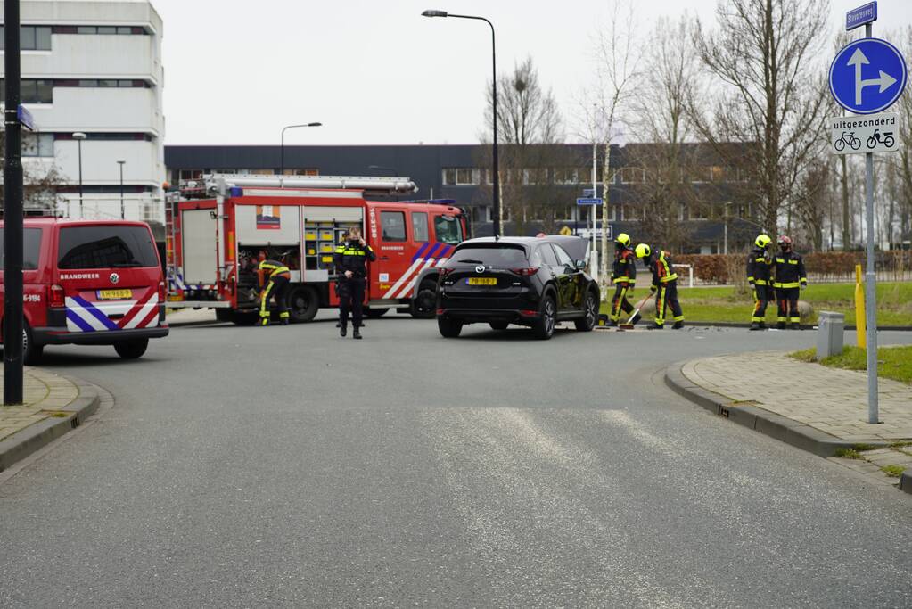 Twee auto's met elkaar in botsing op kruising