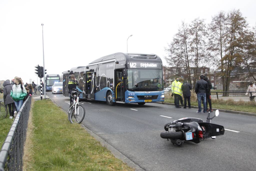 Scooterrijder gewond bij aanrijding met bus