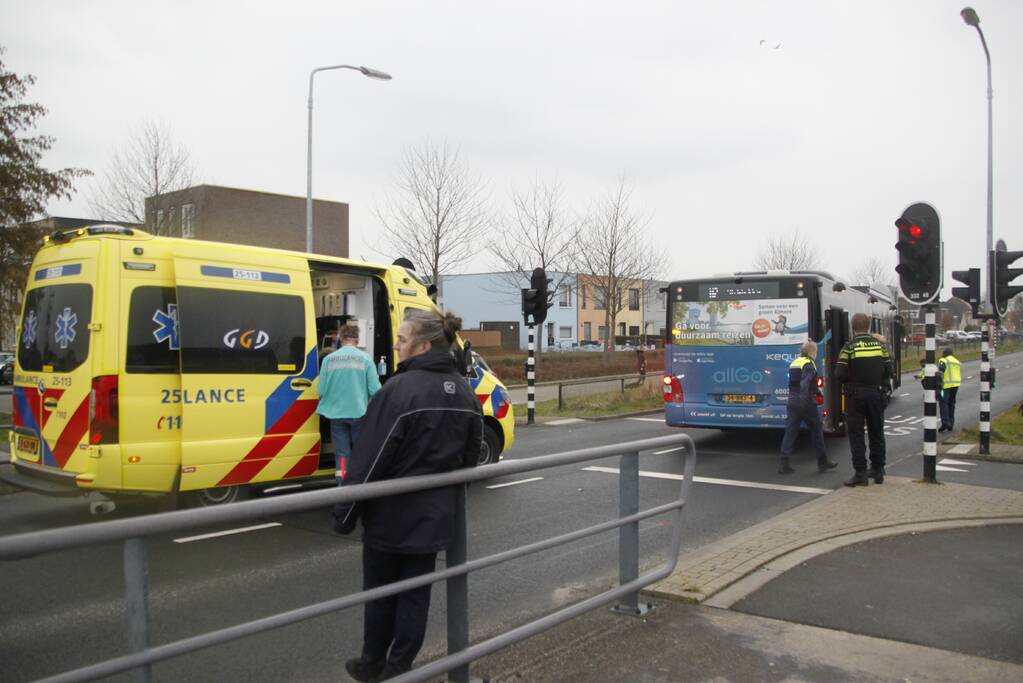 Scooterrijder gewond bij aanrijding met bus