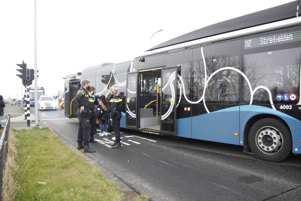 Scooterrijder gewond bij aanrijding met bus
