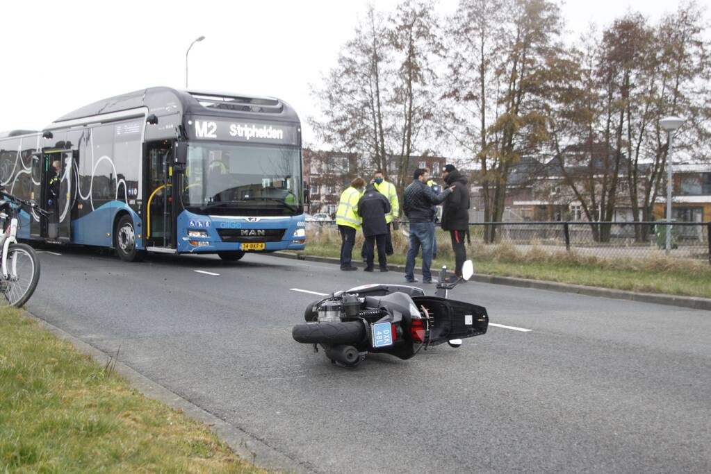 Scooterrijder gewond bij aanrijding met bus