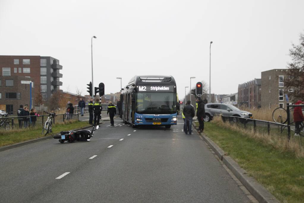 Scooterrijder gewond bij aanrijding met bus