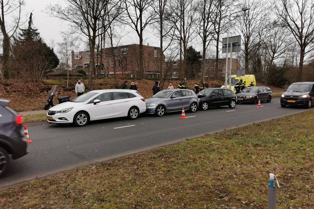 Drie auto's met elkaar in botsing