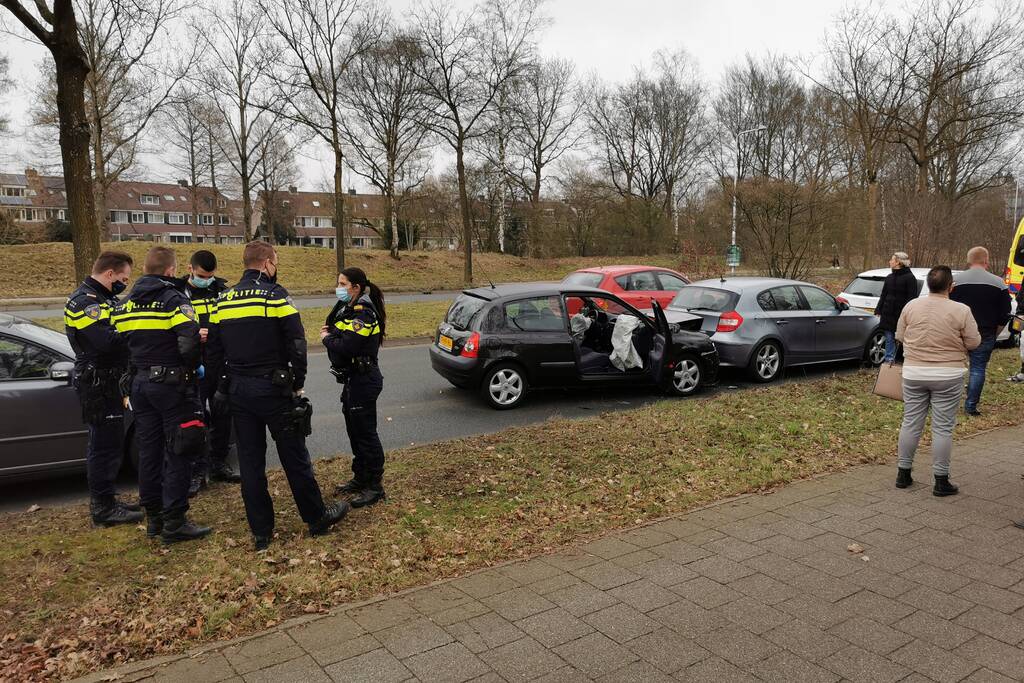Drie auto's met elkaar in botsing