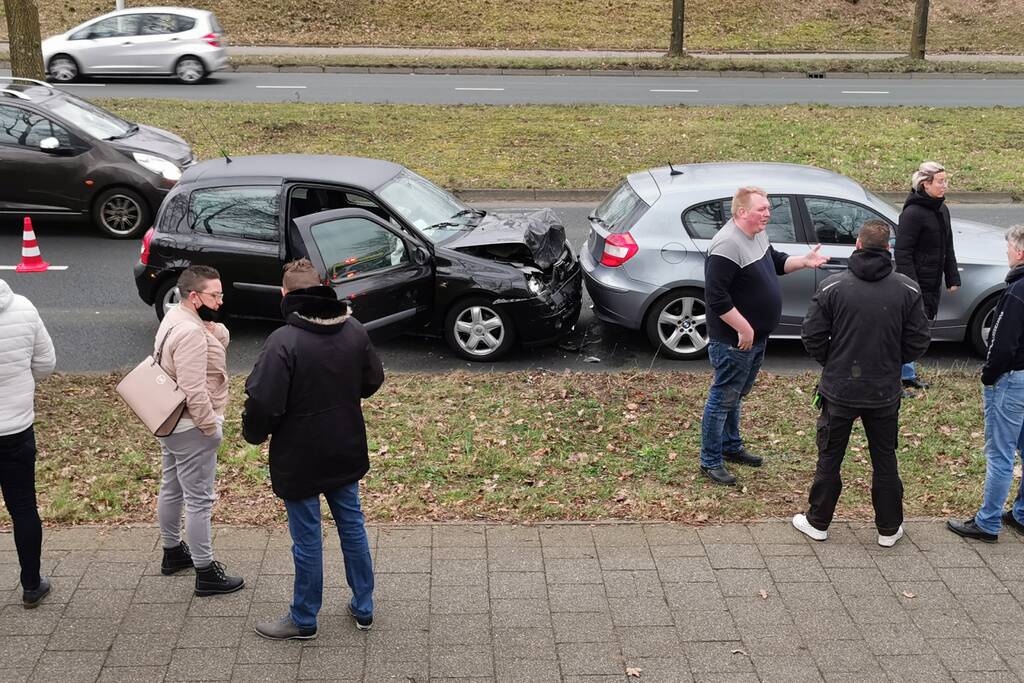 Drie auto's met elkaar in botsing