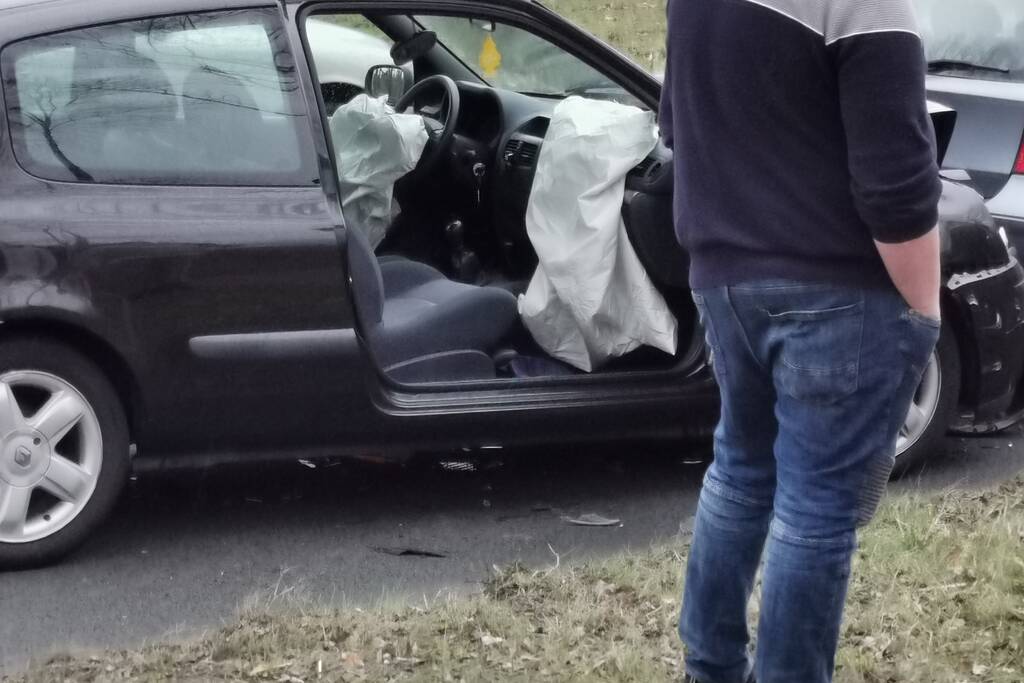 Drie auto's met elkaar in botsing