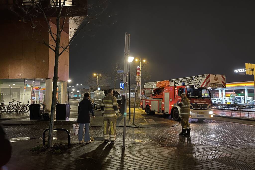 Brandweer helpt mevrouw na buitensluiting uit woning