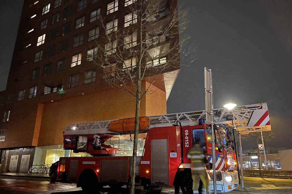 Brandweer helpt mevrouw na buitensluiting uit woning