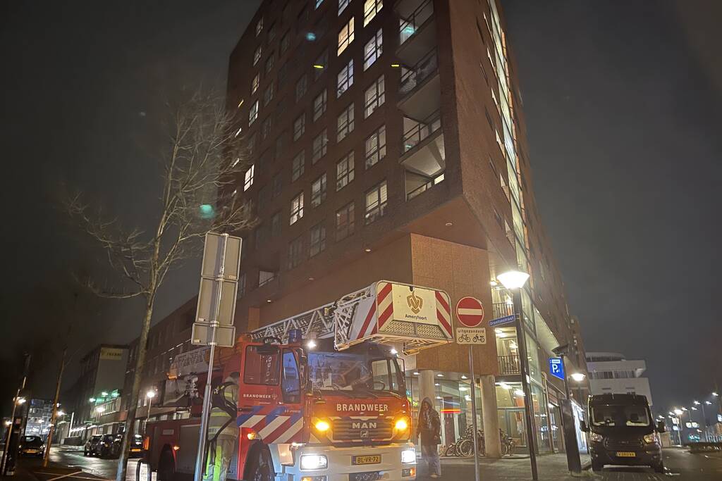 Brandweer helpt mevrouw na buitensluiting uit woning