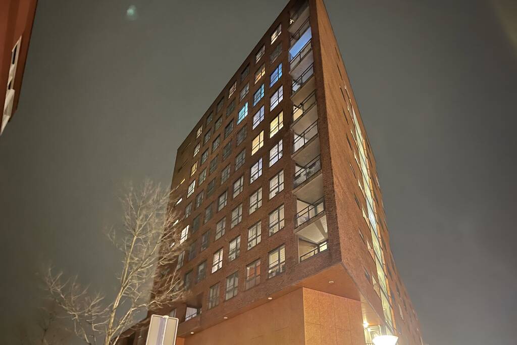 Brandweer helpt mevrouw na buitensluiting uit woning