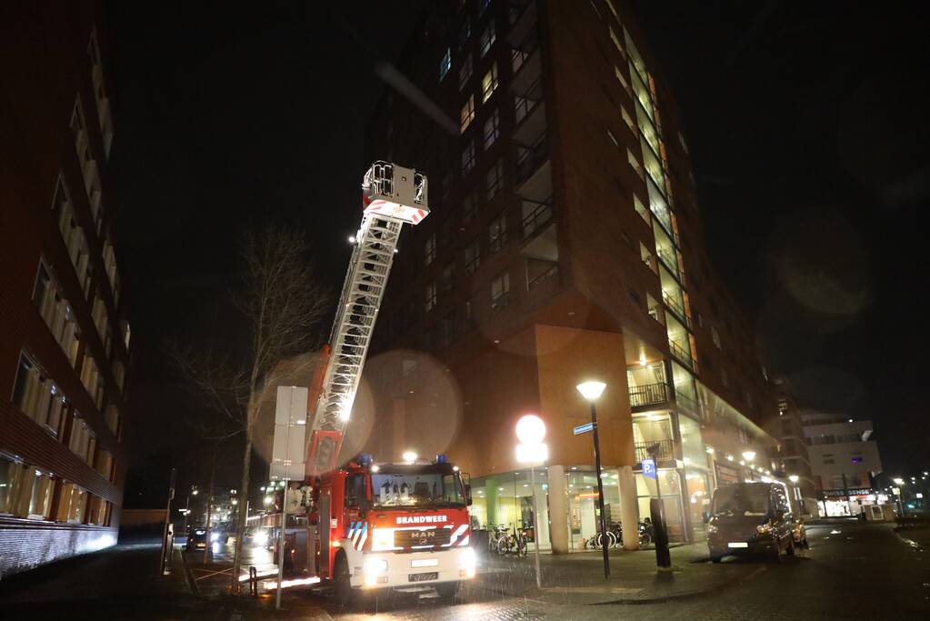 Brandweer helpt mevrouw na buitensluiting uit woning