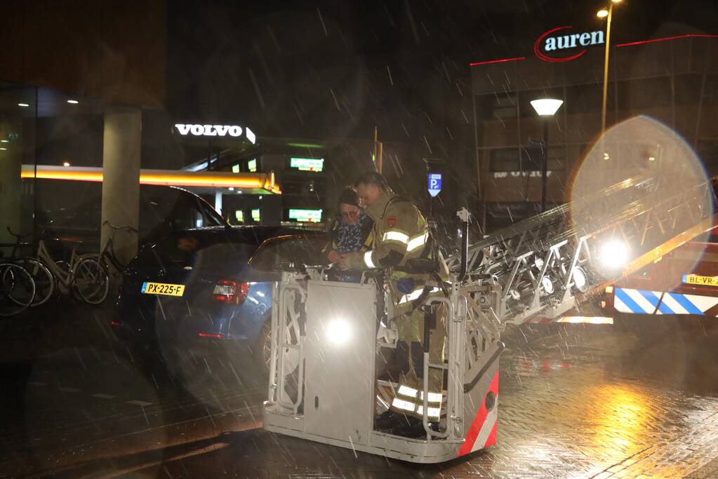 Brandweer helpt mevrouw na buitensluiting uit woning