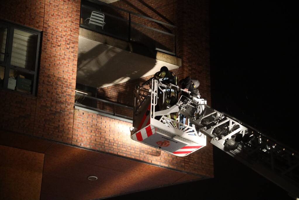 Brandweer helpt mevrouw na buitensluiting uit woning
