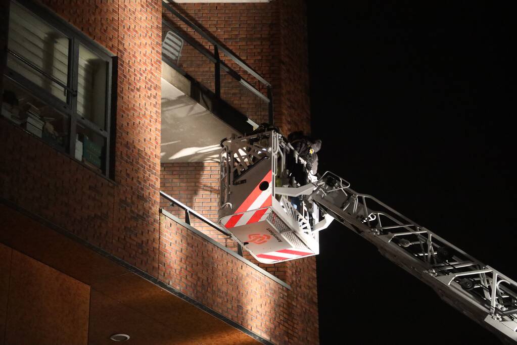 Brandweer helpt mevrouw na buitensluiting uit woning