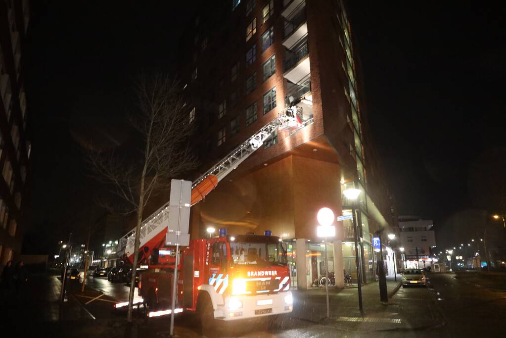 Brandweer helpt mevrouw na buitensluiting uit woning