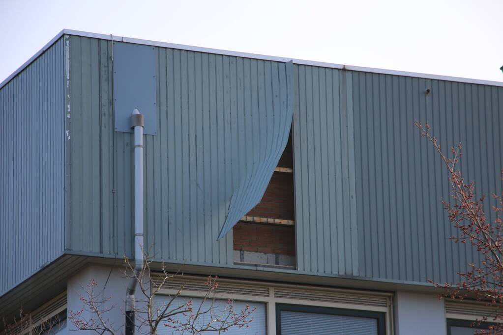 Gevelplaat losgewaaid door storm