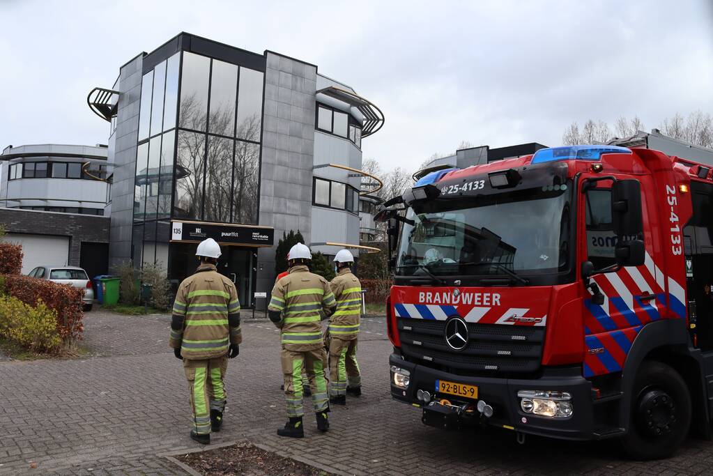 Dakpaneel kantoorpand laat los door storm