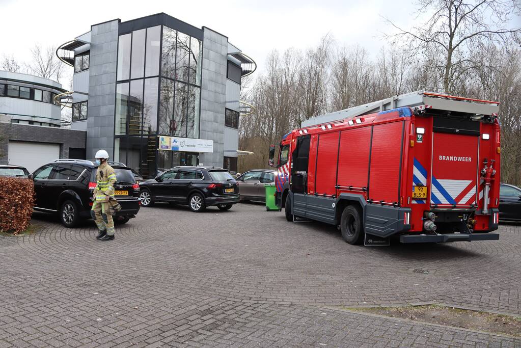 Dakpaneel kantoorpand laat los door storm