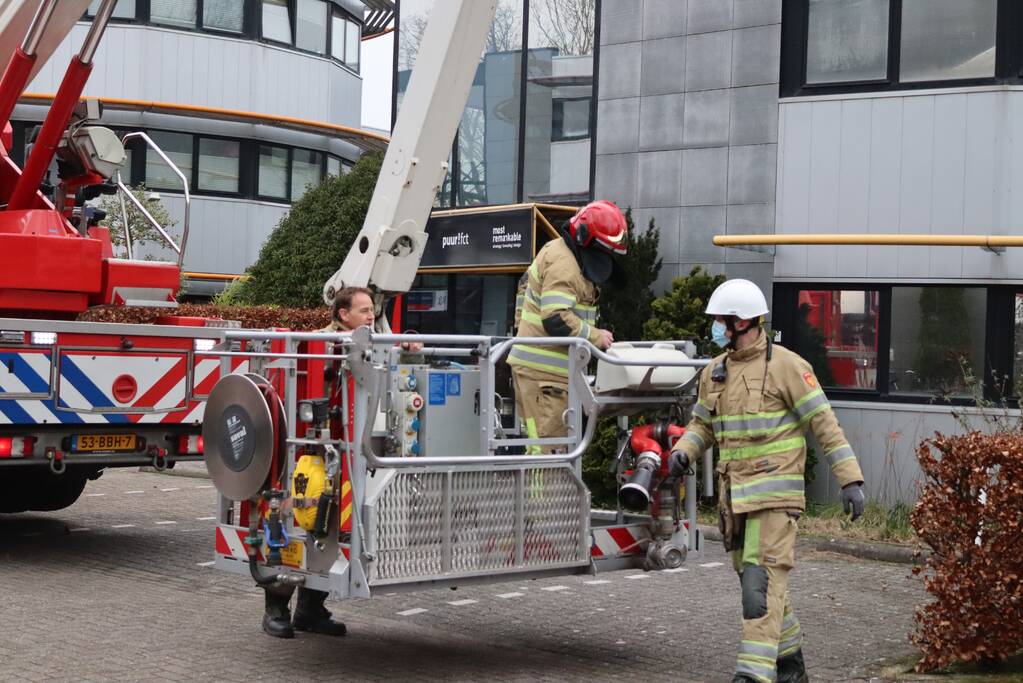 Dakpaneel kantoorpand laat los door storm
