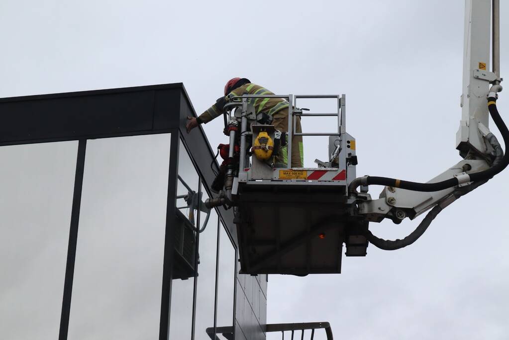 Dakpaneel kantoorpand laat los door storm