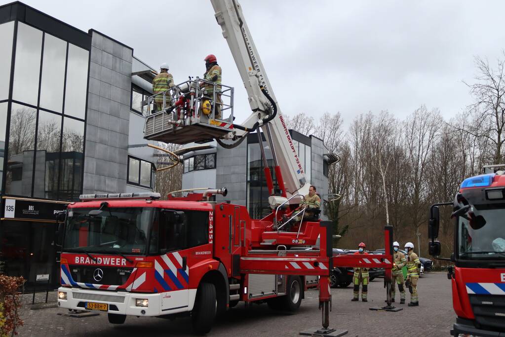 Dakpaneel kantoorpand laat los door storm