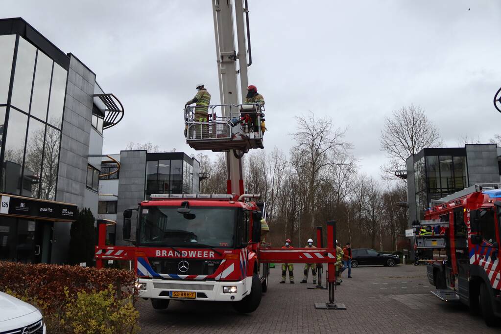 Dakpaneel kantoorpand laat los door storm