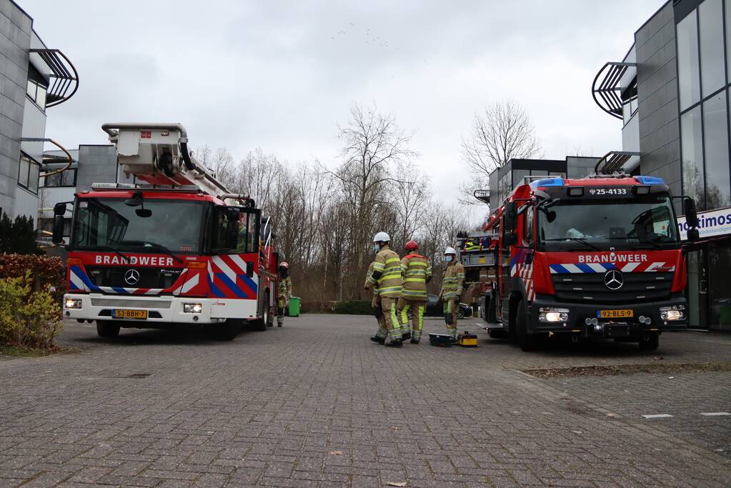 Dakpaneel kantoorpand laat los door storm