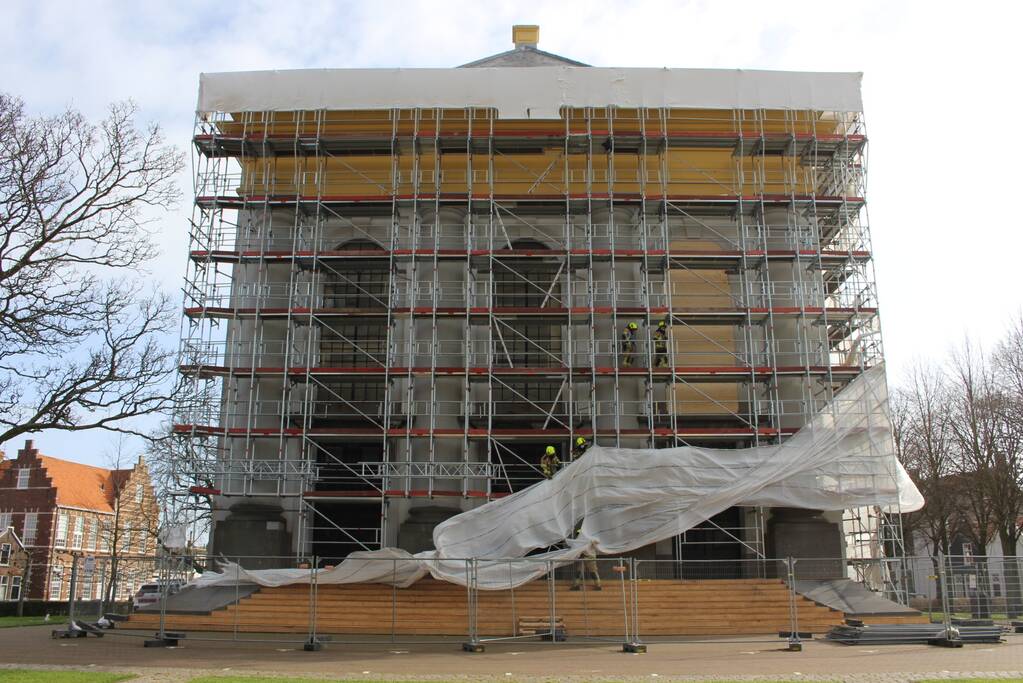 Bouwzeil Grote Kerk waaien weg