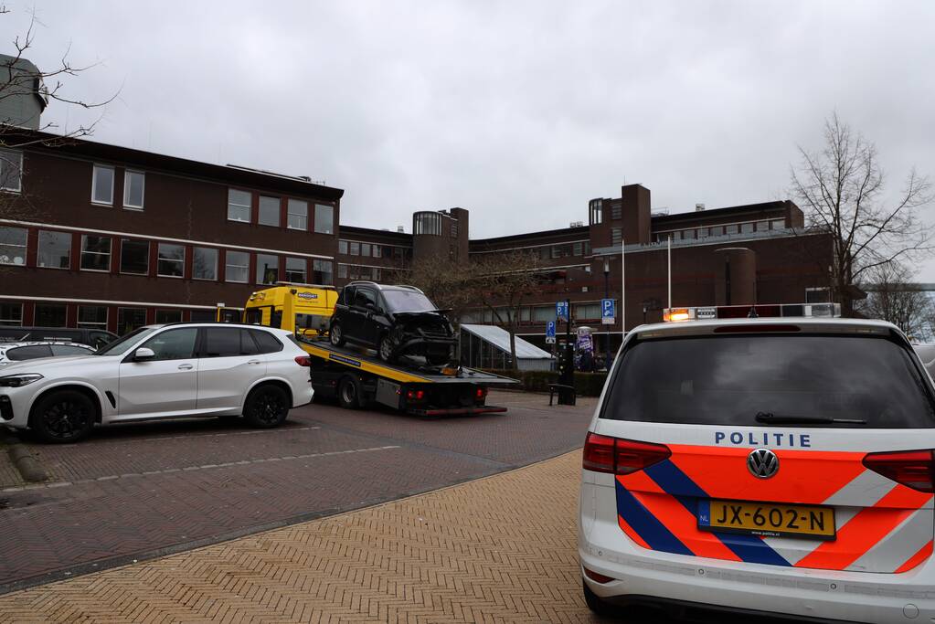 Auto botst op hoogwerker