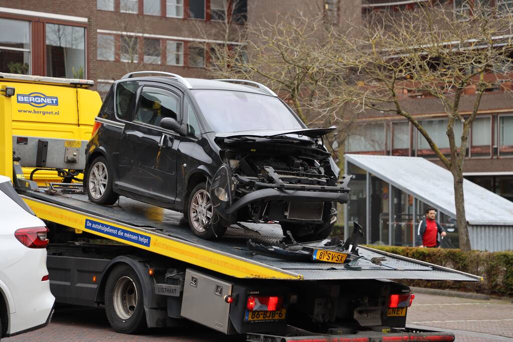 Auto botst op hoogwerker