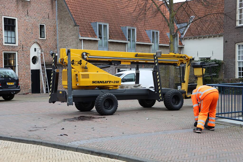 Auto botst op hoogwerker