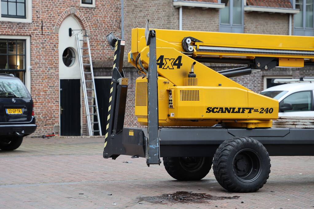 Auto botst op hoogwerker