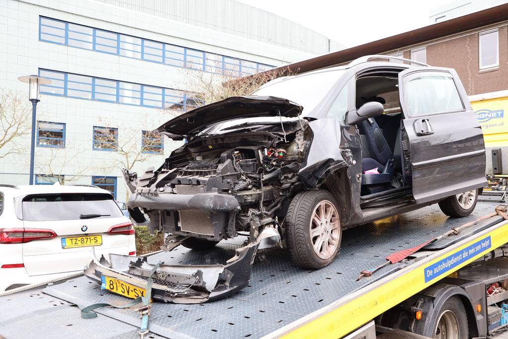 Auto botst op hoogwerker