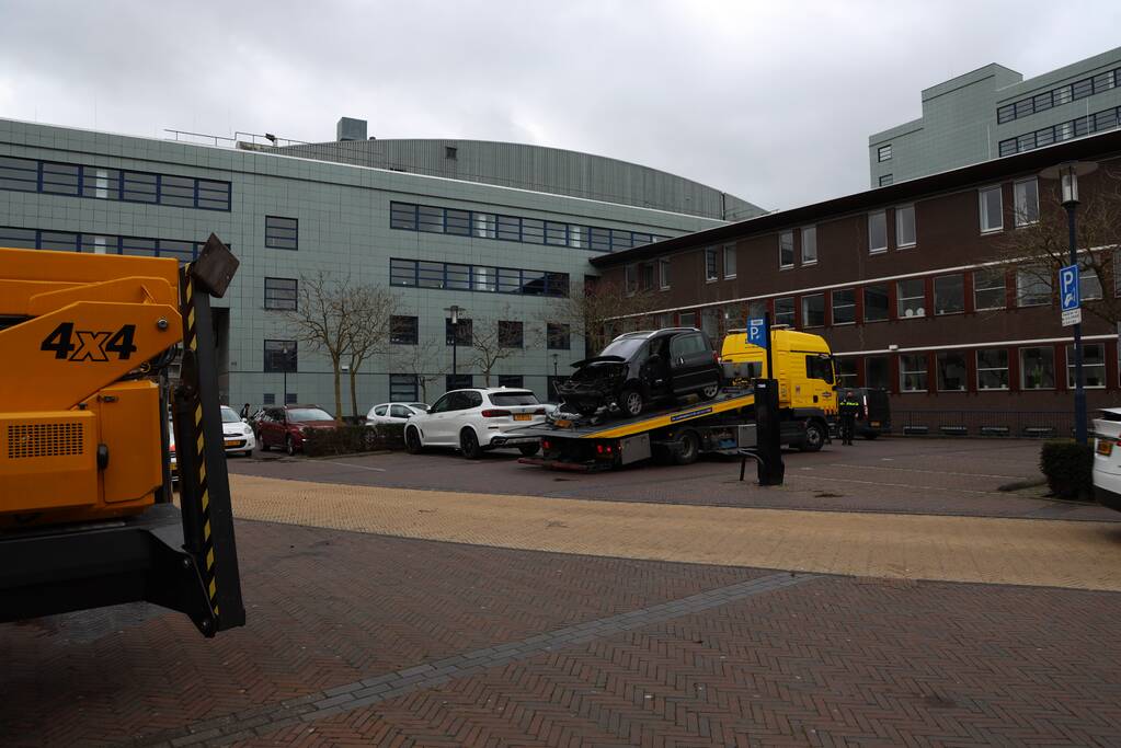 Auto botst op hoogwerker