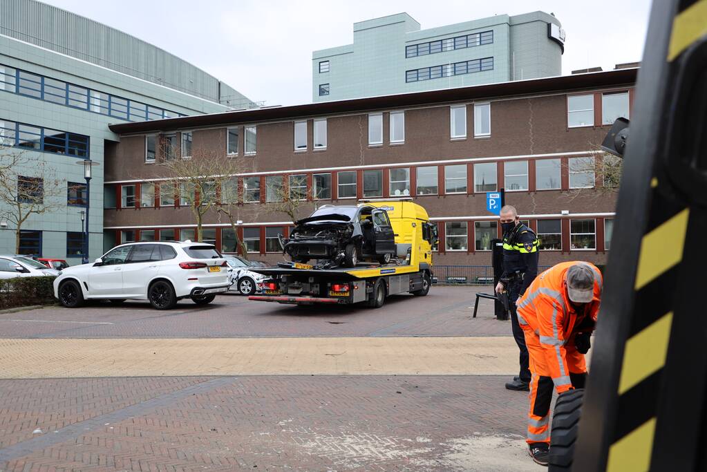 Auto botst op hoogwerker