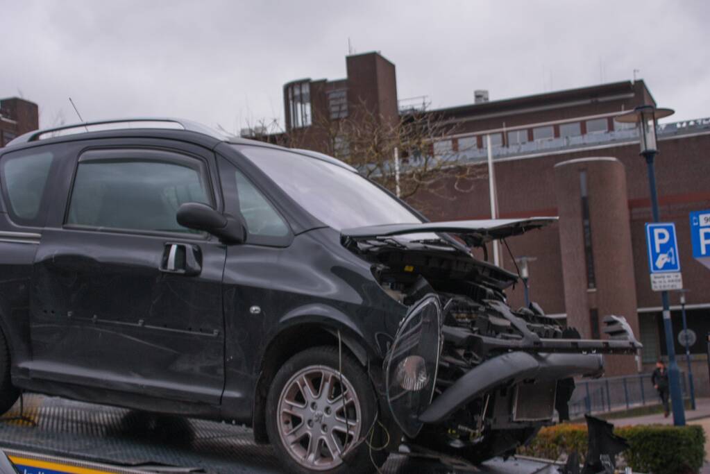 Auto botst op hoogwerker