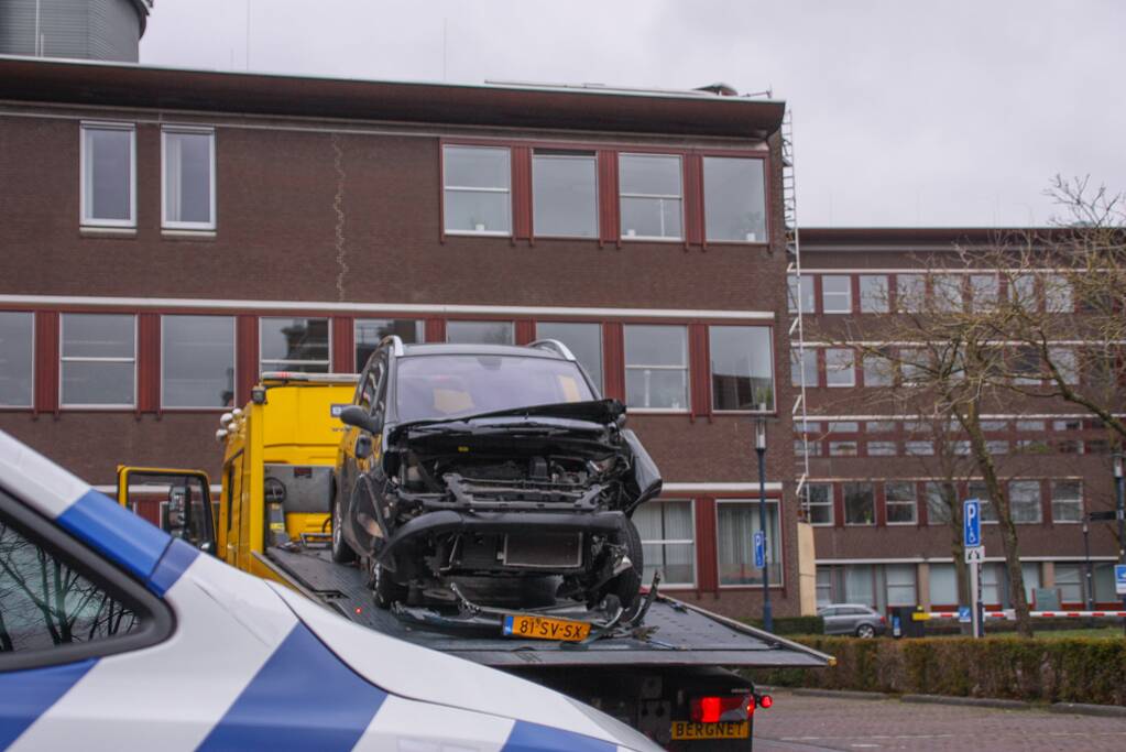 Auto botst op hoogwerker