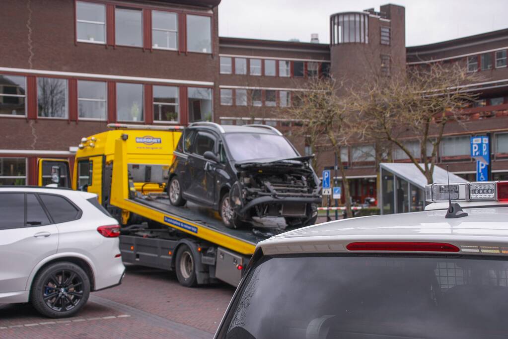Auto botst op hoogwerker