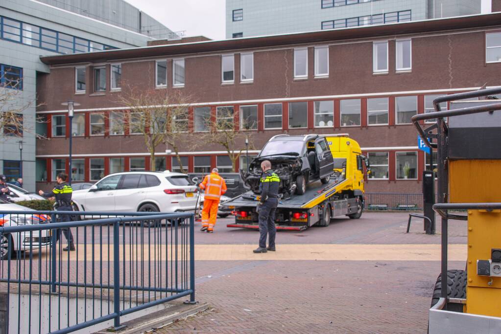 Auto botst op hoogwerker