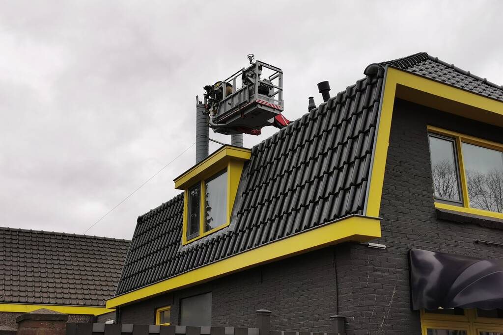 Deel van schoorsteenpijp losgewaaid