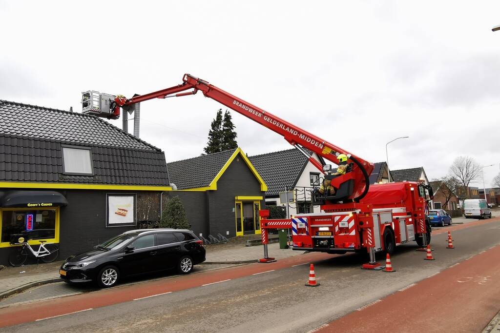 Deel van schoorsteenpijp losgewaaid