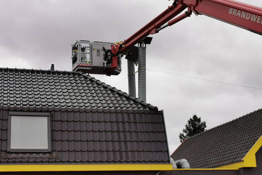 Deel van schoorsteenpijp losgewaaid