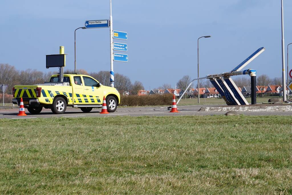 Lantaarnpaal voor rotonde waait om