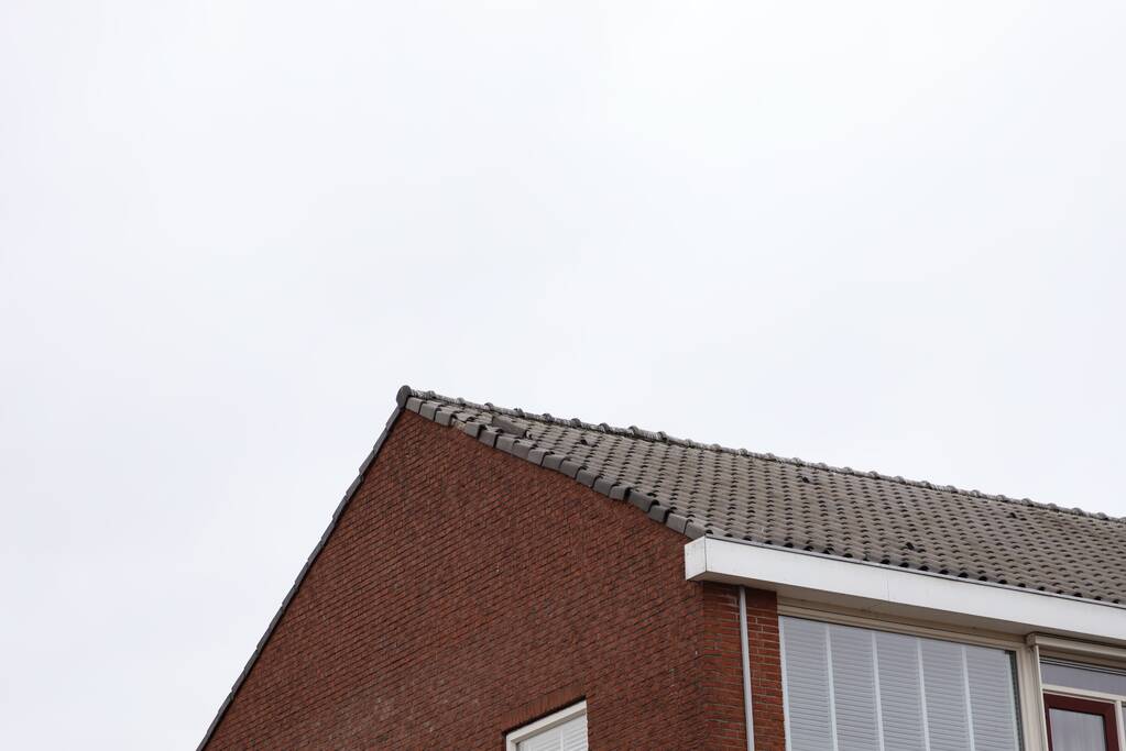 Dakpannen woning losgewaaid