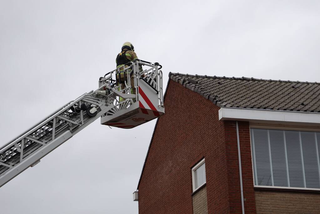 Dakpannen woning losgewaaid