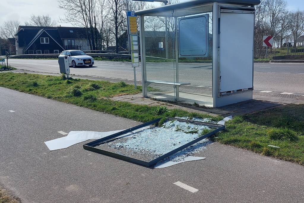 Reclamezuil bushokje waait aan diggelen